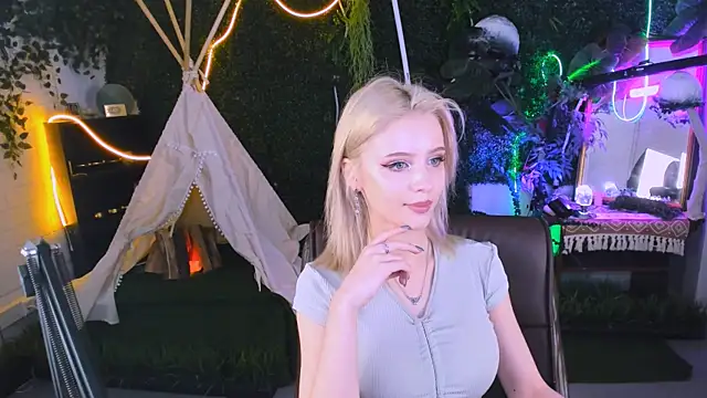 LeonaStane online show from 09/26/25, 05:20