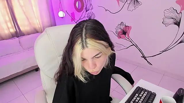 Isabela Fiorelli online show from 09/28/25, 11:50