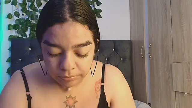 Snapshot of lauravince chatting on 06/05/26, 12:04 lauravince online show from 06/05/26, 12:04