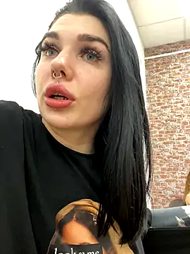 Snapshot of MaeveMoon chatting on 09/15/25, 04:24 MaeveMoon online show from 09/15/25, 04:24
