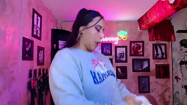 Snapshot of cherryy_bombshelll chatting on 09/15/25, 04:51 cherryy bombshelll online show from 09/15/25, 04:51