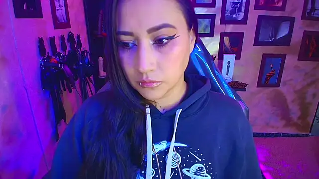 Snapshot of cherryy_bombshelll chatting on 10/07/25, 03:35 cherryy bombshelll online show from 10/07/25, 03:35