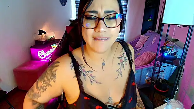 Snapshot of cherryy_bombshelll chatting on 05/15/26, 03:21 cherryy bombshelll online show from 05/15/26, 03:21