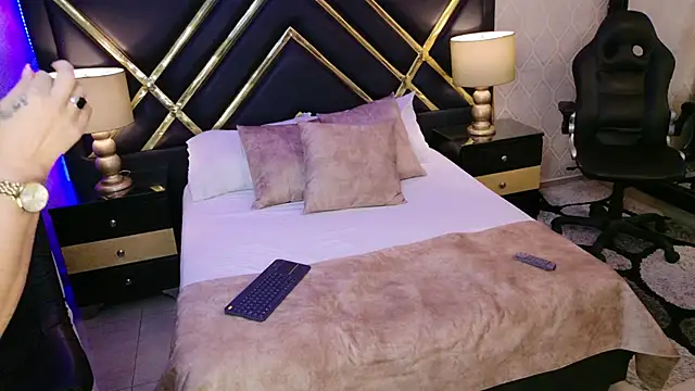 SophieWinsloow online show from 09/13/25, 01:44