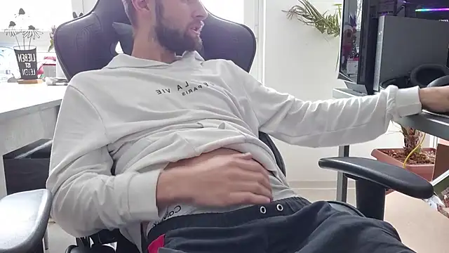 ademandjulia online show from 02/05/26, 12:23