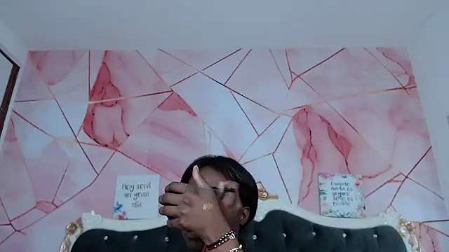 Snapshot of LindaBird chatting on 01/08/26, 08:37 LindaBird online show from 01/08/26, 08:37