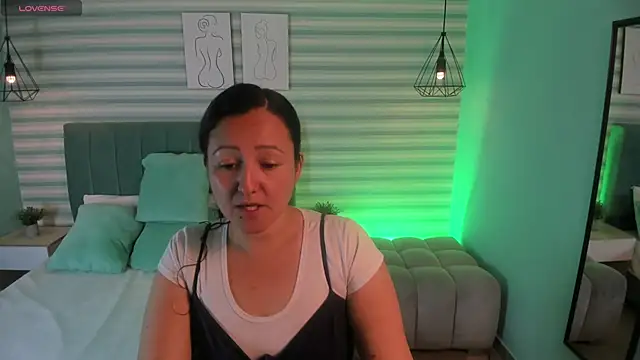 abby apple online show from 10/10/25, 01:45