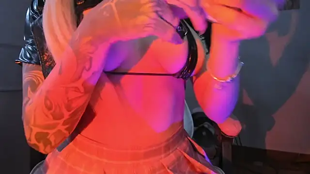 mikusitq  online show from 12/13/25, 10:49