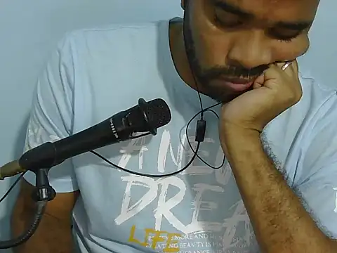 Snapshot of YOX22 chatting on 09/14/25, 12:33 YOX22 online show from 09/14/25, 12:33