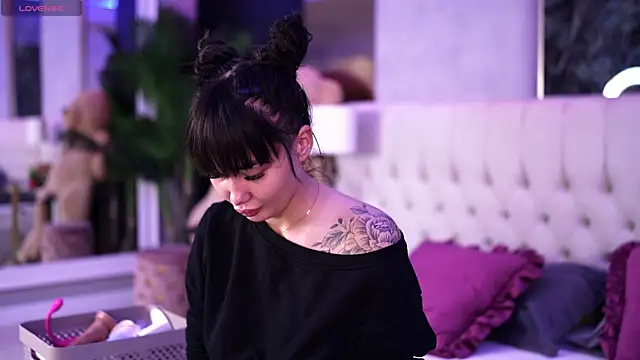 SashaFerrera online show from 10/28/25, 07:35