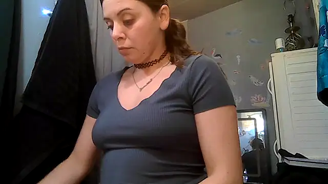 Snapshot of ShysluutGia chatting on 10/14/25, 10:16 ShysluutGia online show from 10/14/25, 10:16