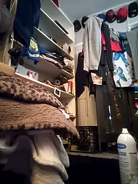 Snapshot of ShysluutGia chatting on 11/06/25, 08:35 ShysluutGia online show from 11/06/25, 08:35