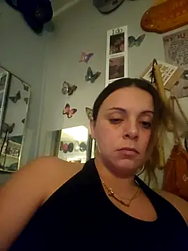 Snapshot of ShysluutGia chatting on 11/23/25, 01:21 ShysluutGia online show from 11/23/25, 01:21