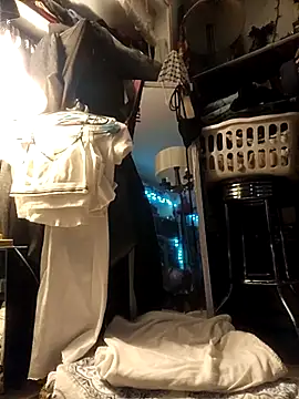 Snapshot of ShysluutGia chatting on 11/28/25, 01:50 ShysluutGia online show from 11/28/25, 01:50