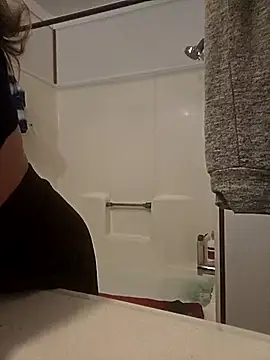 Snapshot of ShysluutGia chatting on 02/14/25, 06:12 ShysluutGia online show from 02/14/25, 06:12