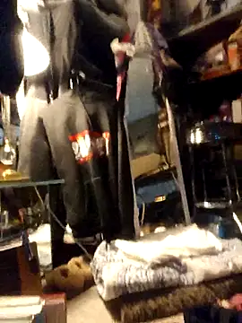 Snapshot of ShysluutGia chatting on 11/24/25, 11:27 ShysluutGia online show from 11/24/25, 11:27