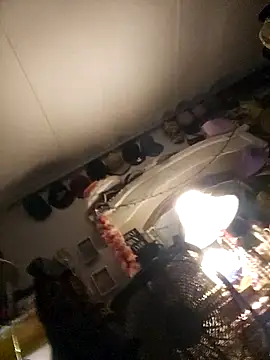 Snapshot of ShysluutGia chatting on 10/28/25, 05:29 ShysluutGia online show from 10/28/25, 05:29