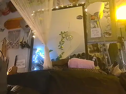 Snapshot of ShysluutGia chatting on 10/15/25, 04:04 ShysluutGia online show from 10/15/25, 04:04