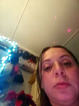 Snapshot of ShysluutGia chatting on 11/19/25, 01:16 ShysluutGia online show from 11/19/25, 01:16