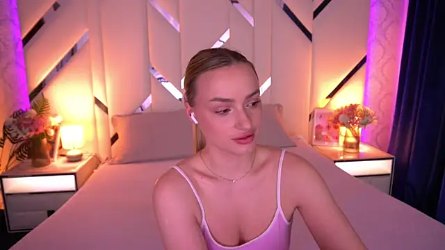 LindsieGreyy online show from 05/07/26, 01:03