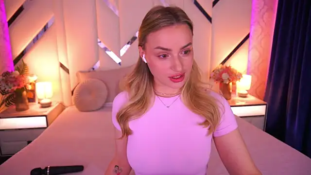 LindsieGreyy online show from 05/03/26, 06:29