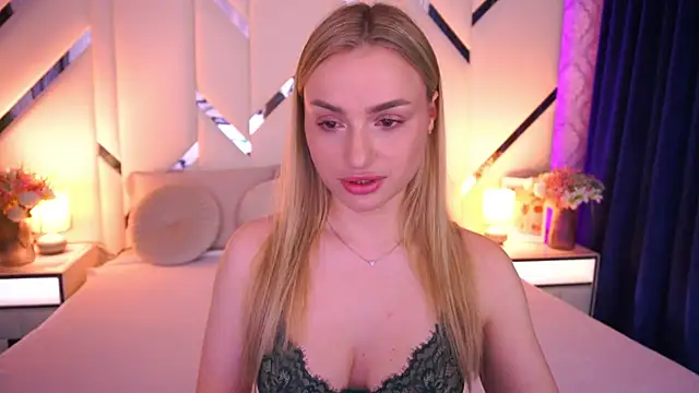 LindsieGreyy online show from 05/25/26, 06:56