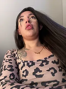 Snapshot of KarolVega- chatting on 02/18/25, 01:10 KarolVega- online show from 02/18/25, 01:10