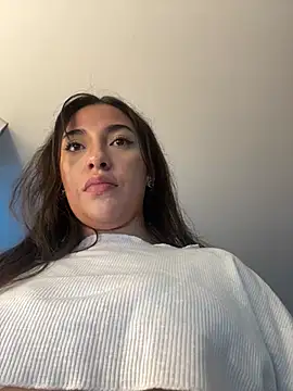 Snapshot of KarolVega- chatting on 02/25/25, 06:12 KarolVega- online show from 02/25/25, 06:12