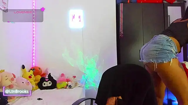 Annaa Brooks online show from 10/26/25, 04:24