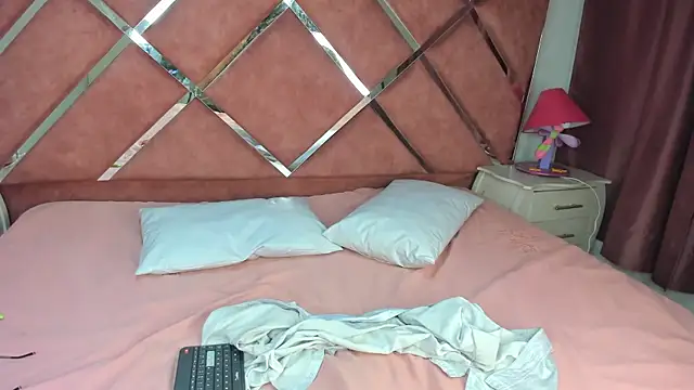 Snapshot of _JuliSweet_ chatting on 03/20/25, 12:00 JuliSweet online show from 03/20/25, 12:00