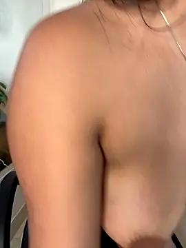 Snapshot of _JuliSweet_ chatting on 11/28/25, 12:49 JuliSweet online show from 11/28/25, 12:49