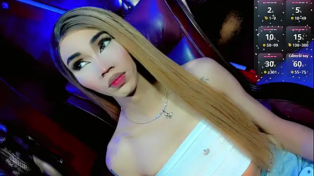 Snapshot of emelly_horny_ chatting on 11/19/25, 07:25 emelly horny online show from 11/19/25, 07:25