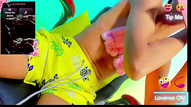 Snapshot of emelly_horny_ chatting on 10/25/25, 07:14 emelly horny online show from 10/25/25, 07:14