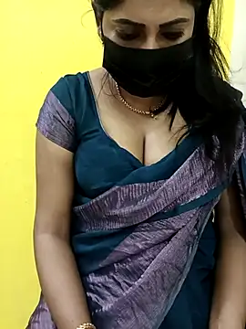 Snapshot of Thamarai28 chatting on 03/10/25, 01:54 Thamarai28 online show from 03/10/25, 01:54