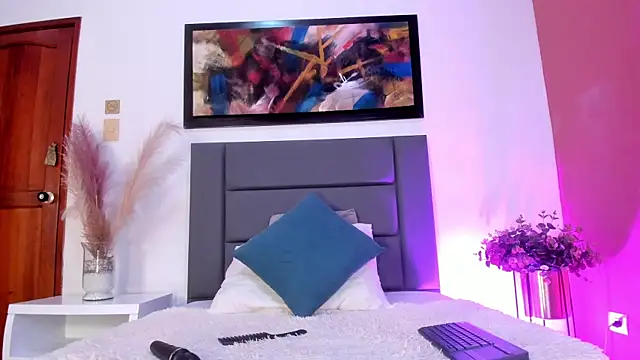 MiaHertz online show from 11/30/25, 03:13