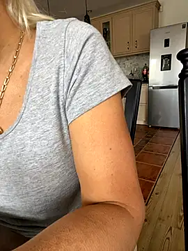 Snapshot of DeboraXporn chatting on 10/17/25, 12:40 DeboraXporn online show from 10/17/25, 12:40