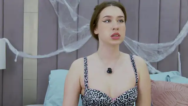 Jackie White  online show from 11/02/25, 03:00