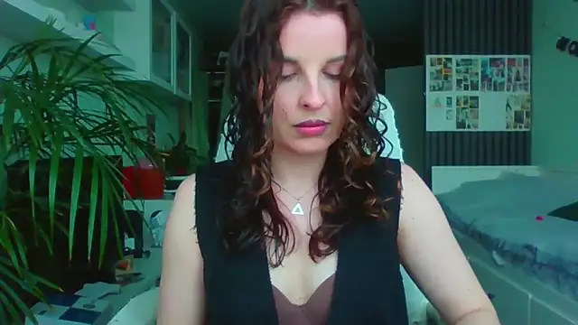 Snapshot of MollyBer chatting on 04/14/26, 12:21 MollyBer online show from 04/14/26, 12:21