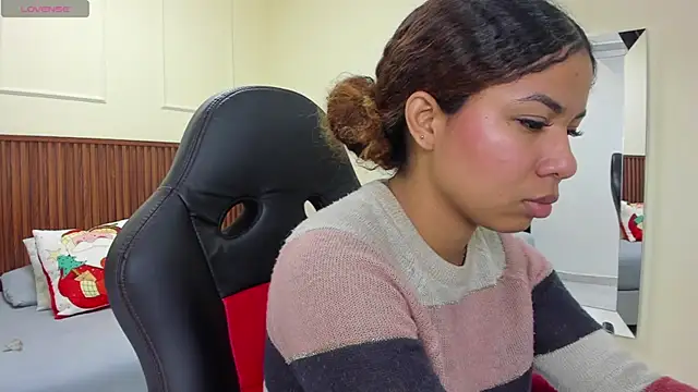 MELINAMARTINS online show from 12/03/25, 07:24