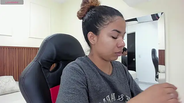 MELINAMARTINS online show from 11/05/25, 07:39