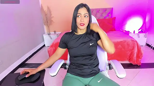 Snapshot of cristal_crossfitx chatting on 11/19/25, 10:04 cristal crossfitx online show from 11/19/25, 10:04