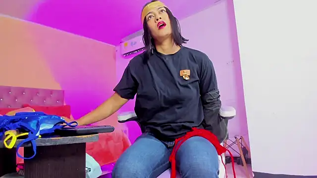 Snapshot of cristal_crossfitx chatting on 10/31/25, 10:12 cristal crossfitx online show from 10/31/25, 10:12