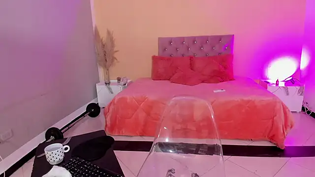 Snapshot of cristal_crossfitx chatting on 11/26/25, 10:15 cristal crossfitx online show from 11/26/25, 10:15