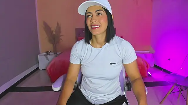 Snapshot of cristal_crossfitx chatting on 10/24/25, 10:25 cristal crossfitx online show from 10/24/25, 10:25