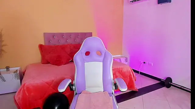 Snapshot of cristal_crossfitx chatting on 11/08/25, 10:30 cristal crossfitx online show from 11/08/25, 10:30