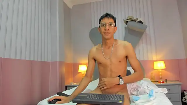 Snapshot of sweet_boy_sweet06 chatting on 03/10/25, 12:06 sweet boy sweet06 online show from 03/10/25, 12:06