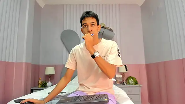 Snapshot of sweet_boy_sweet06 chatting on 03/11/25, 12:06 sweet boy sweet06 online show from 03/11/25, 12:06