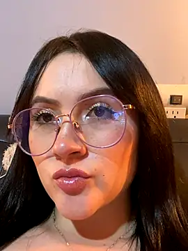 ValentinaOrtiz3 online show from 10/18/25, 03:41