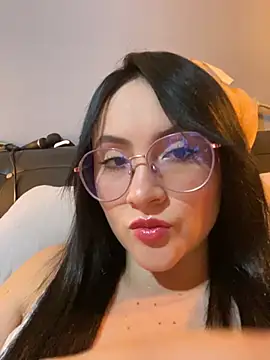 ValentinaOrtiz3 online show from 10/31/25, 12:29