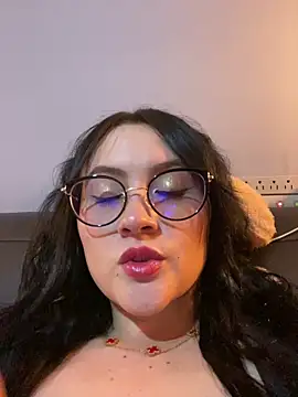 ValentinaOrtiz3 online show from 12/18/25, 02:49